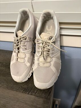 On Cloud 5 Womens Size 11 White Gray
Athletic Running Walking Shoes
Sneakers